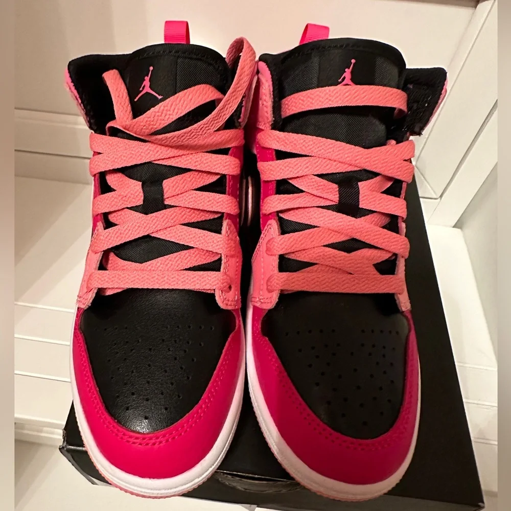 New, Jordan 1 Mid PS Coral Chalk/ Pinksicle 1Y - Picture 2 of 7